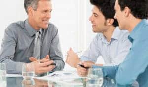 Drei Männer im Business-Gespräch