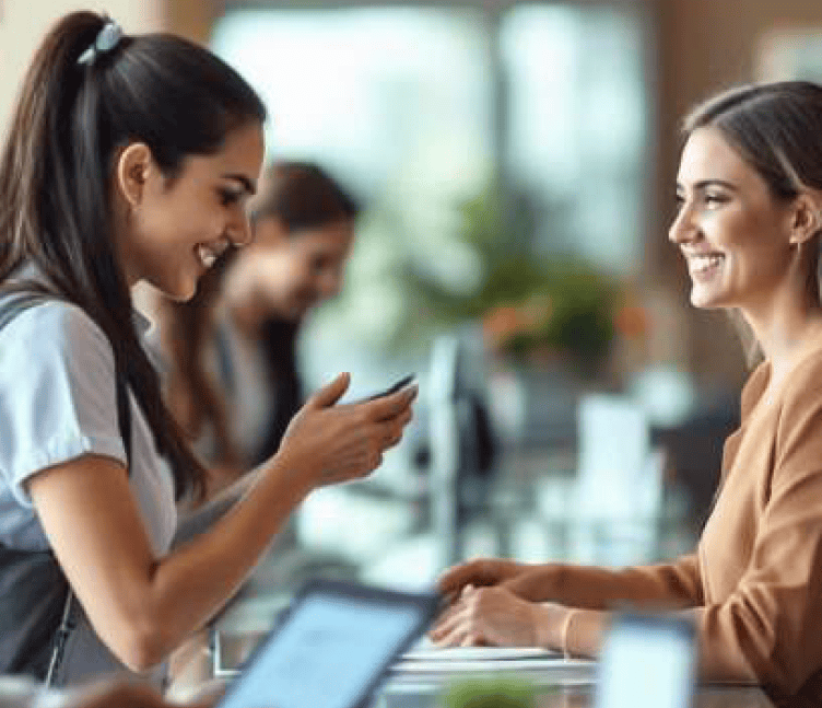 Zwei Frauen an einer Hotel-Rezeption